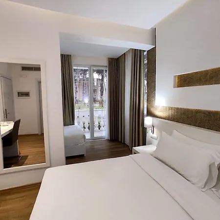 ホテル Prestige Durres Qerret