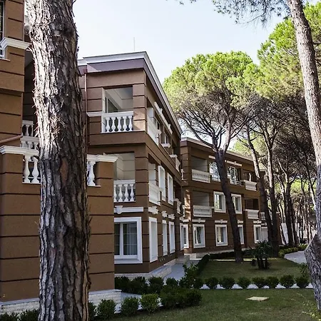Prestige Durres ホテル Qerret