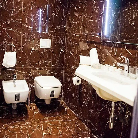 ホテル Prestige Durres Qerret